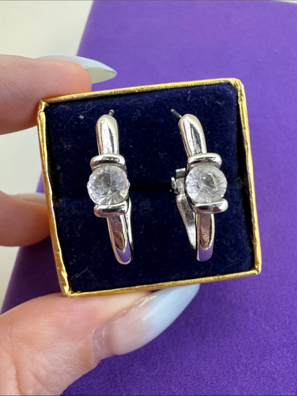 💛 Classic Silver-Tone Hoop Earrings with Clear Plastic Stone
